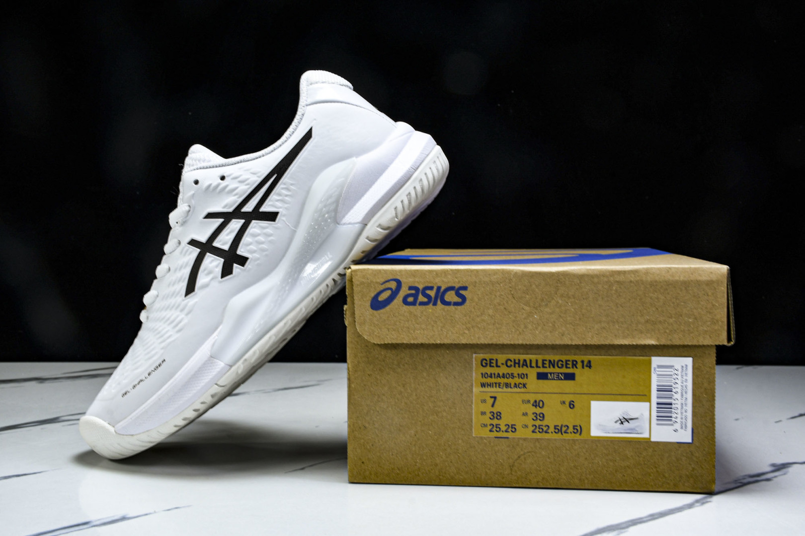  ASICS Gel- CHALLenge R 14  轻量化的网球鞋  前掌鞋底添加缓震胶 鞋表明采用