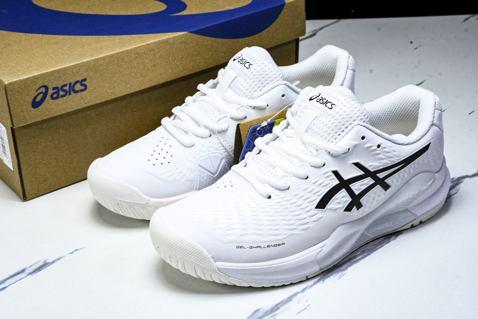  ASICS Gel- CHALLenge R 14  轻量化的网球鞋  前掌鞋底添加缓震胶 鞋表明采用