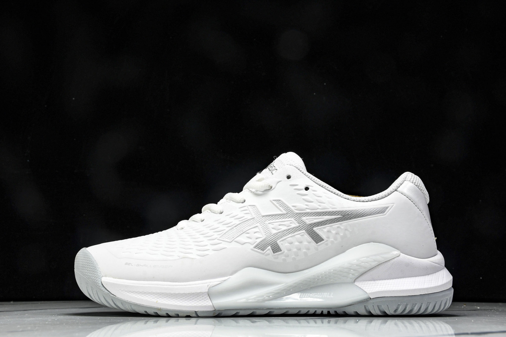  ASICS Gel- CHALLenge R 14  轻量化的网球鞋  前掌鞋底添加缓震胶 鞋表明采用