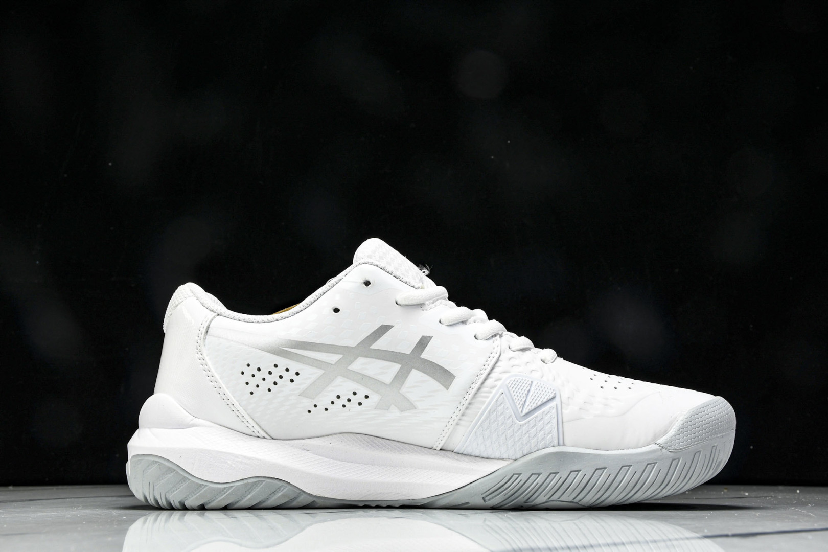  ASICS Gel- CHALLenge R 14  轻量化的网球鞋  前掌鞋底添加缓震胶 鞋表明采用