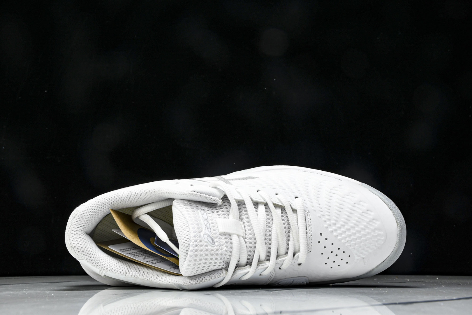  ASICS Gel- CHALLenge R 14  轻量化的网球鞋  前掌鞋底添加缓震胶 鞋表明采用
