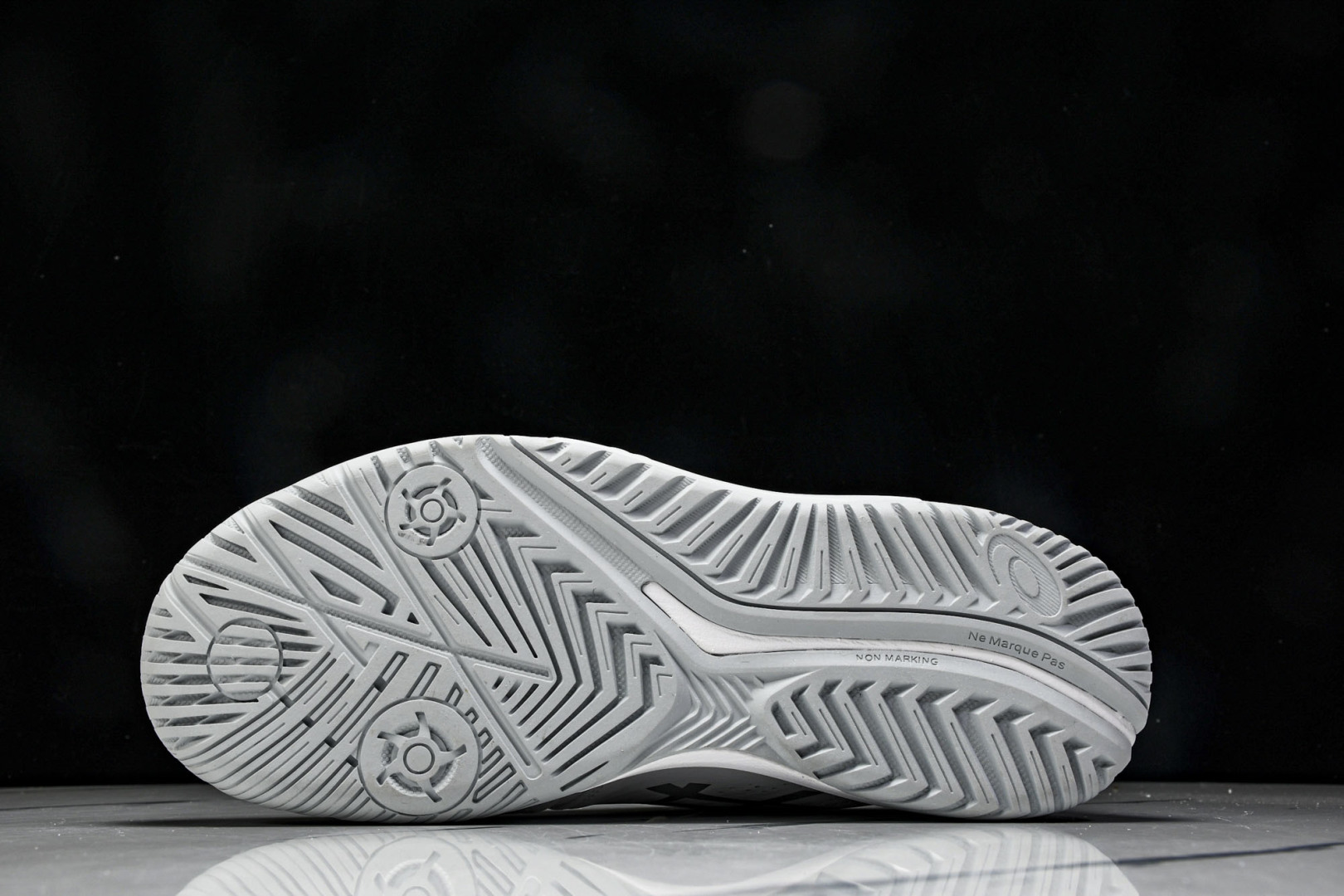 ASICS Gel- CHALLenge R 14  轻量化的网球鞋  前掌鞋底添加缓震胶 鞋表明采用