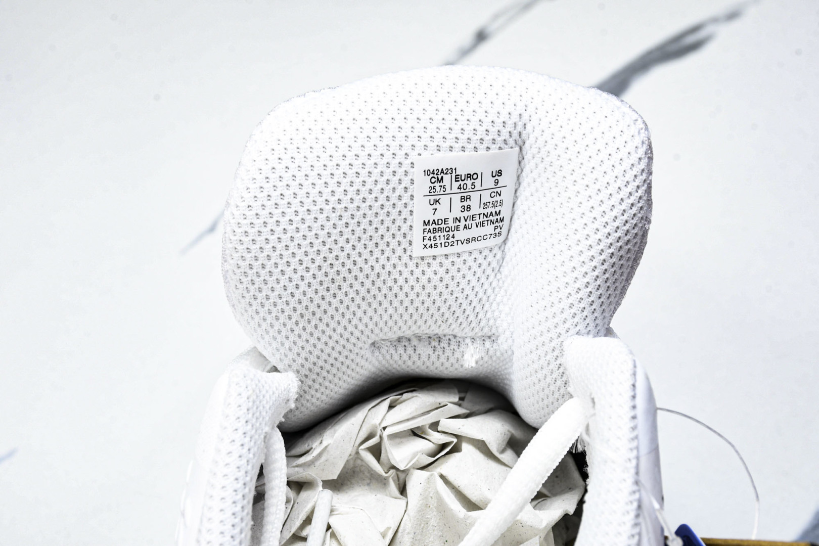  ASICS Gel- CHALLenge R 14  轻量化的网球鞋  前掌鞋底添加缓震胶 鞋表明采用