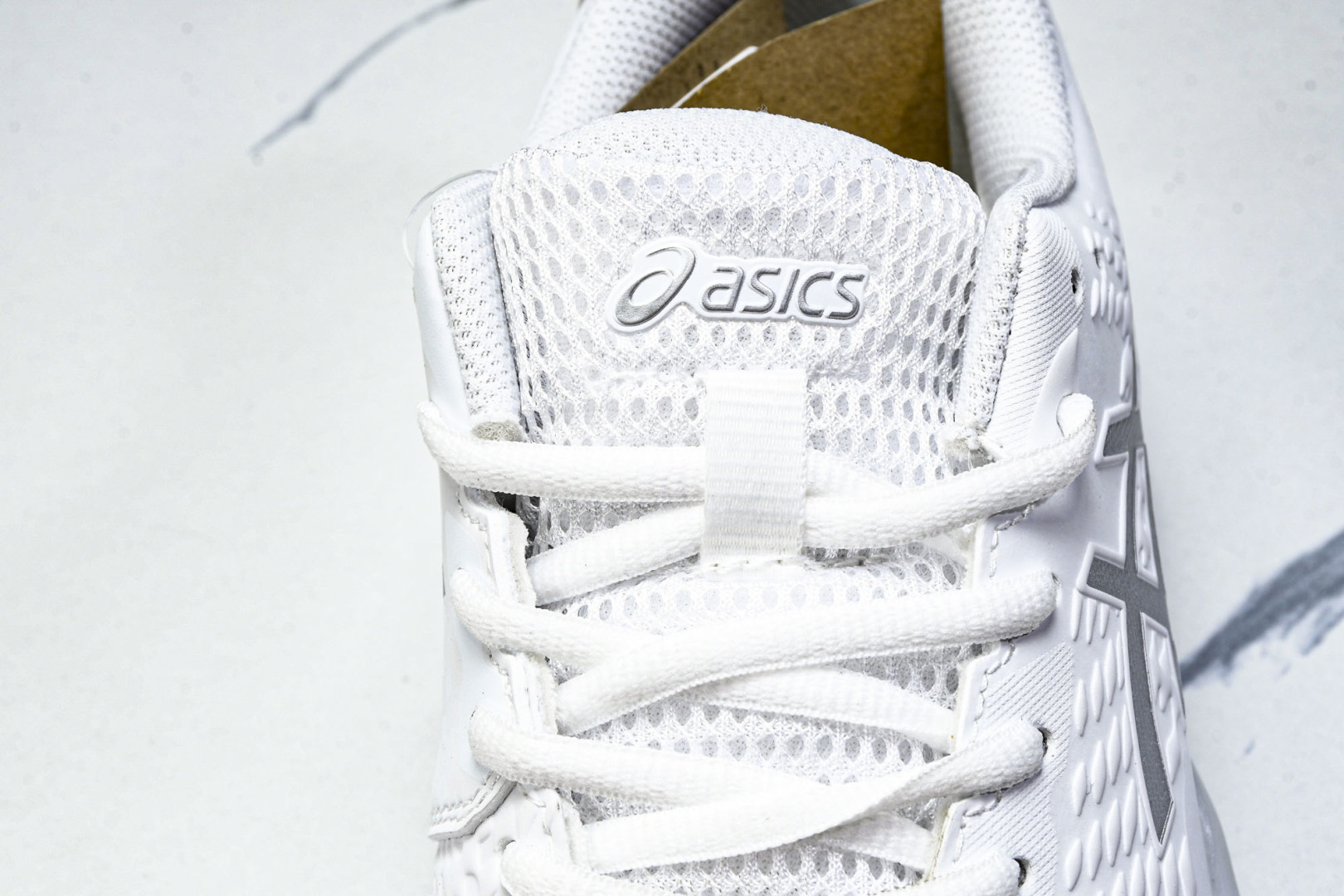  ASICS Gel- CHALLenge R 14  轻量化的网球鞋  前掌鞋底添加缓震胶 鞋表明采用