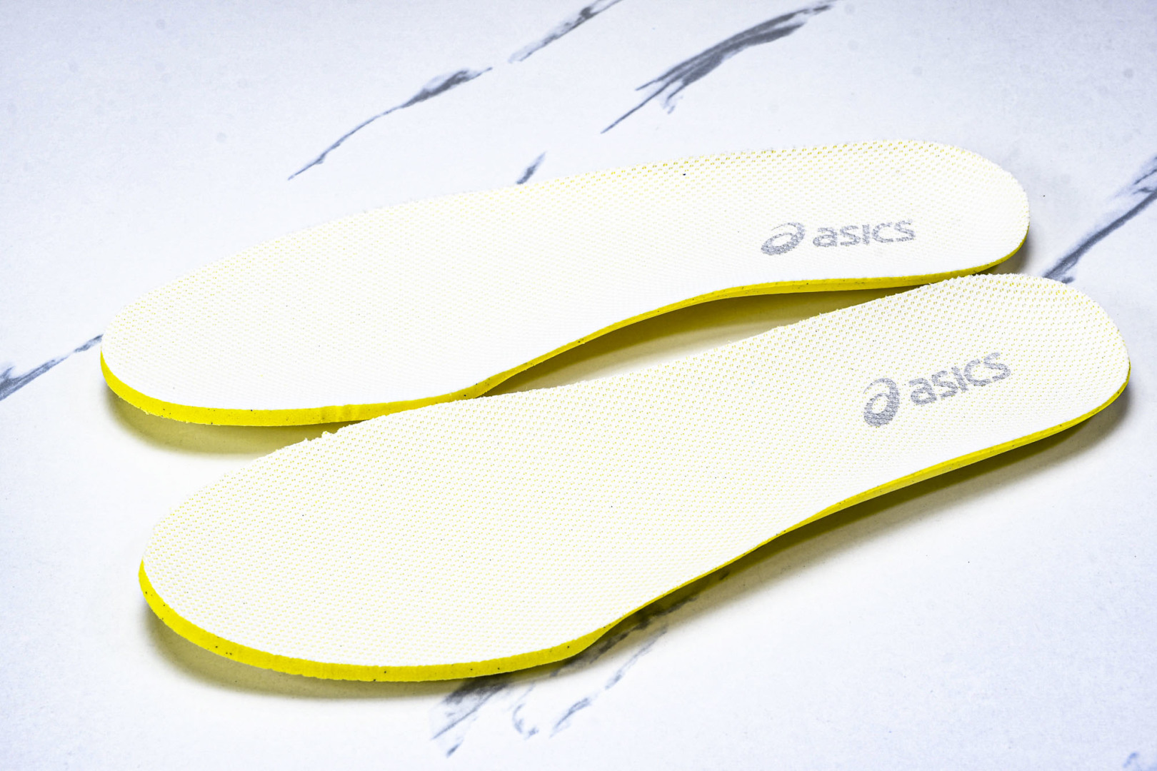  ASICS Gel- CHALLenge R 14  轻量化的网球鞋  前掌鞋底添加缓震胶 鞋表明采用
