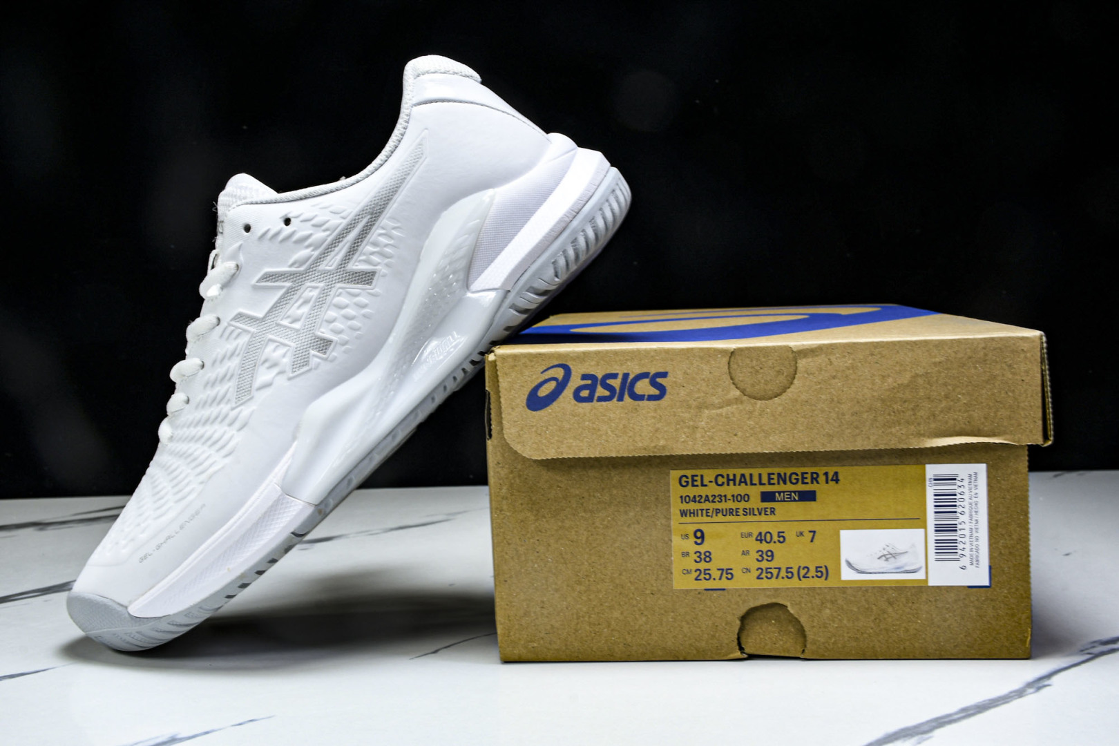  ASICS Gel- CHALLenge R 14  轻量化的网球鞋  前掌鞋底添加缓震胶 鞋表明采用