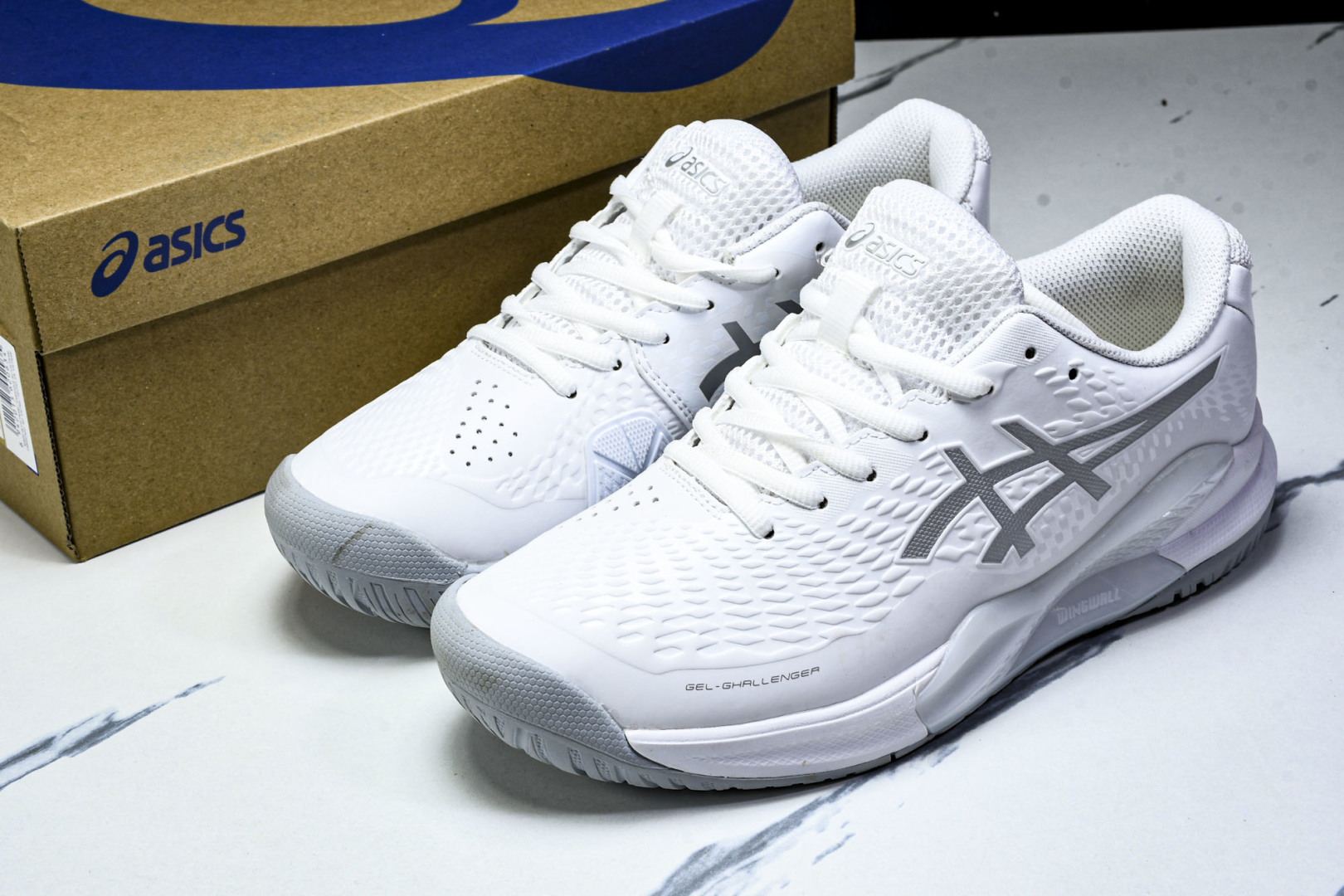  ASICS Gel- CHALLenge R 14  轻量化的网球鞋  前掌鞋底添加缓震胶 鞋表明采用