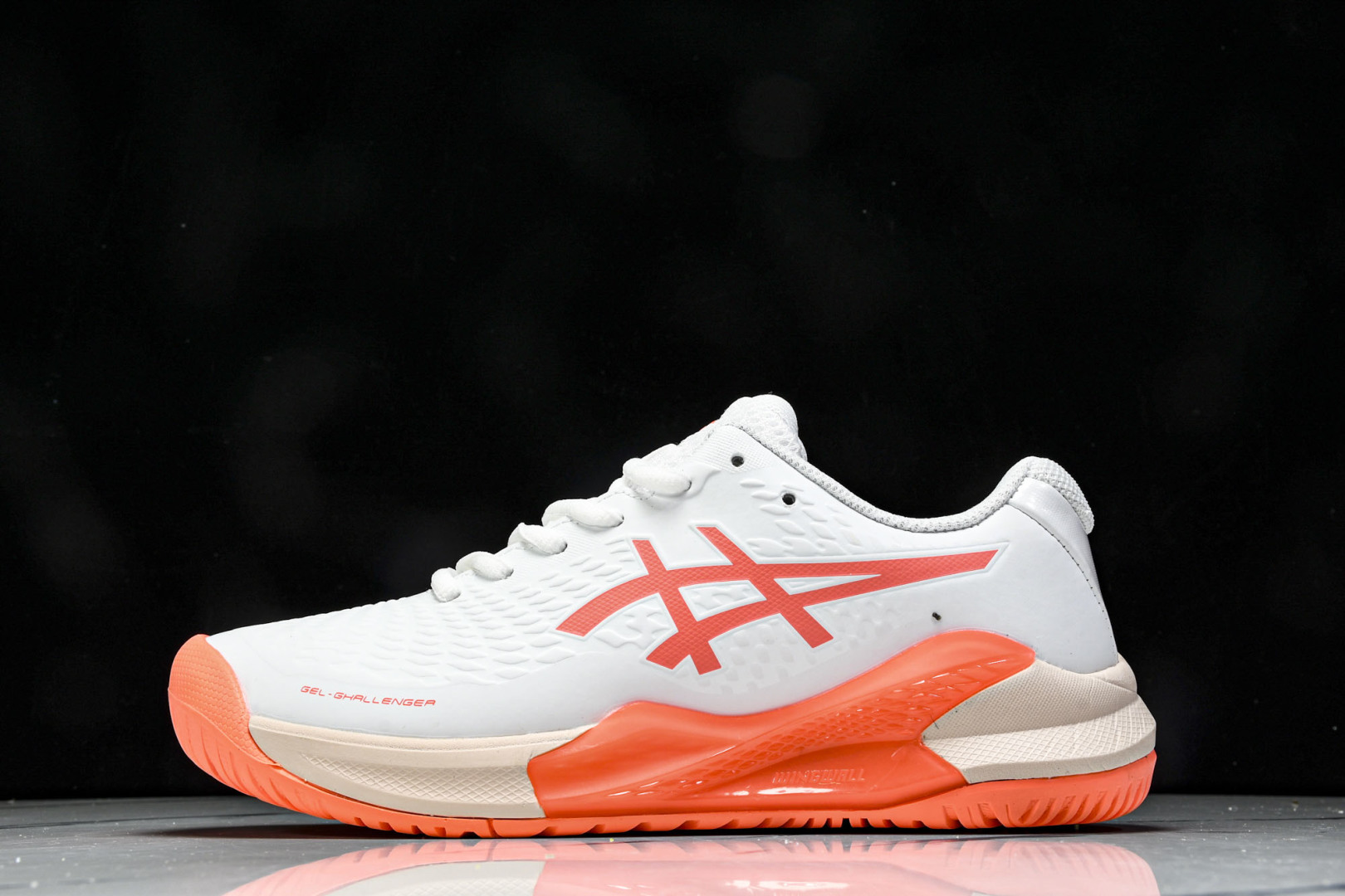 ASICS Gel- CHALLenge R 14  轻量化的网球鞋  前掌鞋底添加缓震胶 鞋表明采用