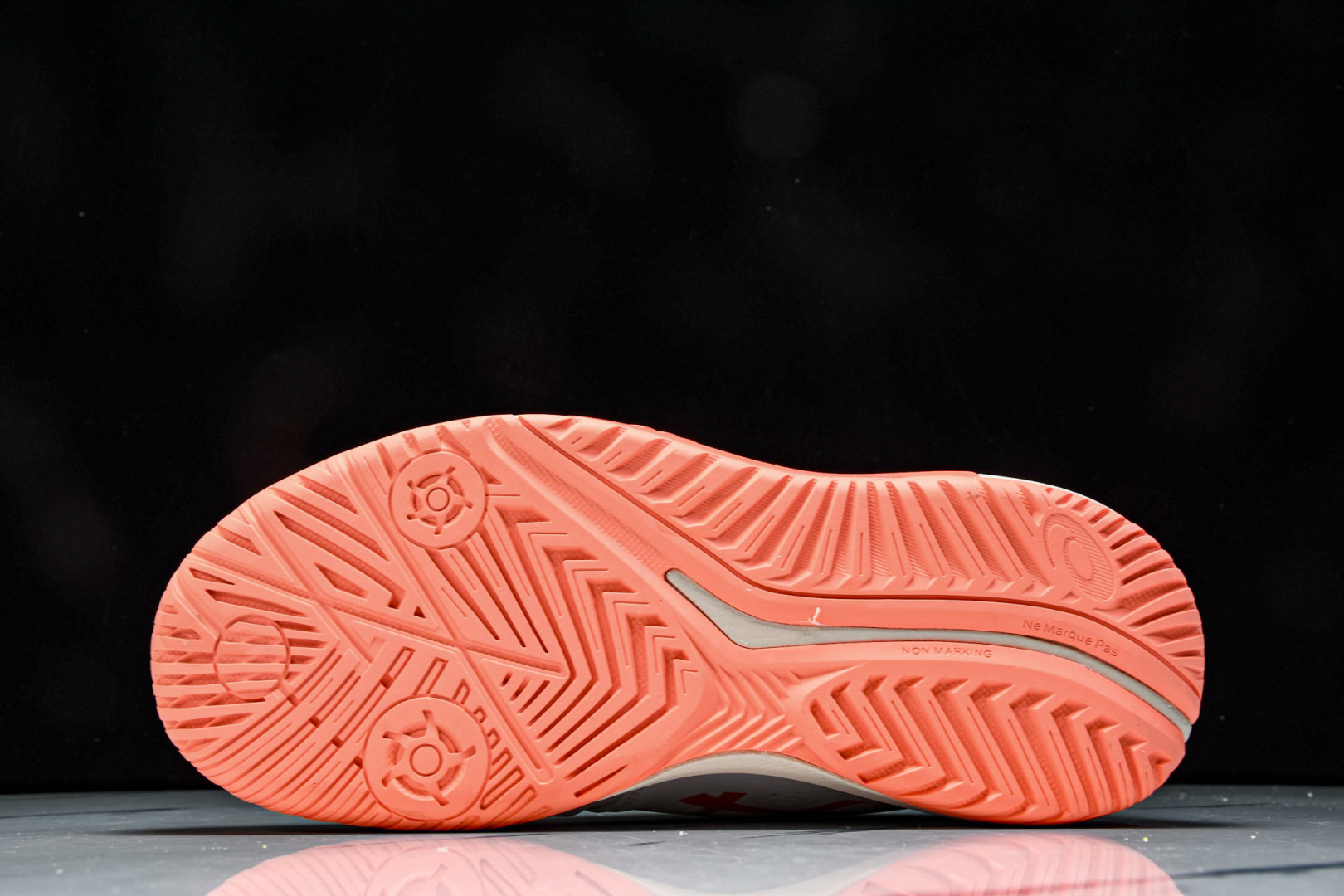  ASICS Gel- CHALLenge R 14  轻量化的网球鞋  前掌鞋底添加缓震胶 鞋表明采用