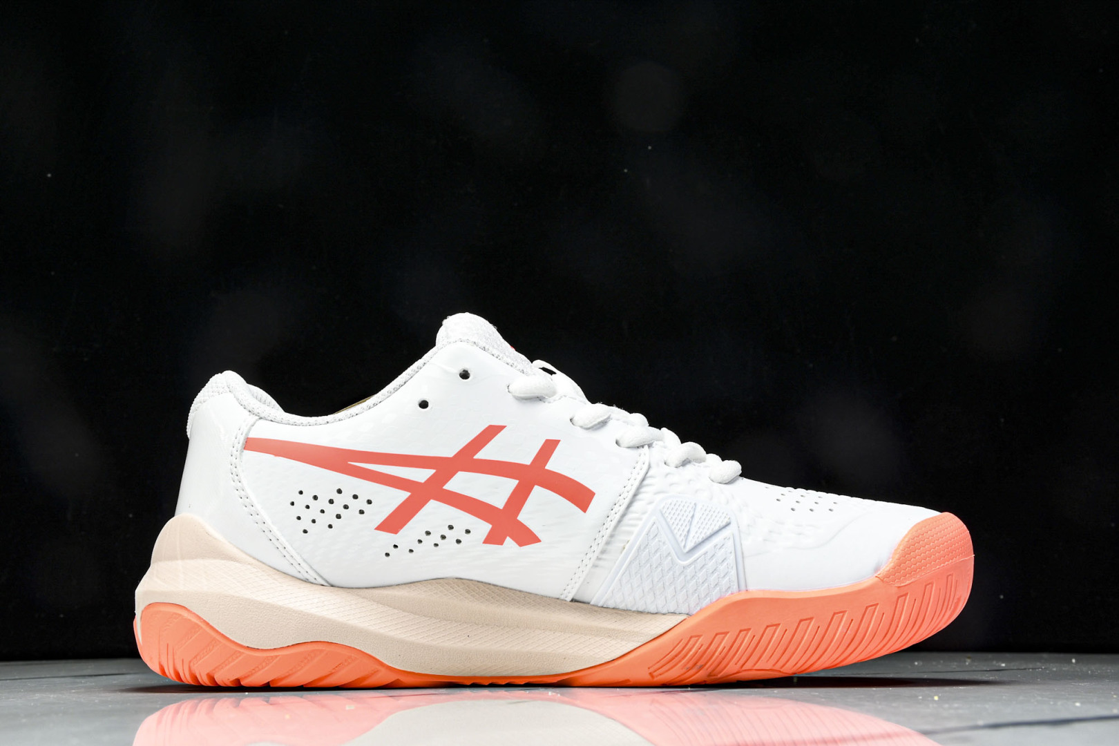  ASICS Gel- CHALLenge R 14  轻量化的网球鞋  前掌鞋底添加缓震胶 鞋表明采用
