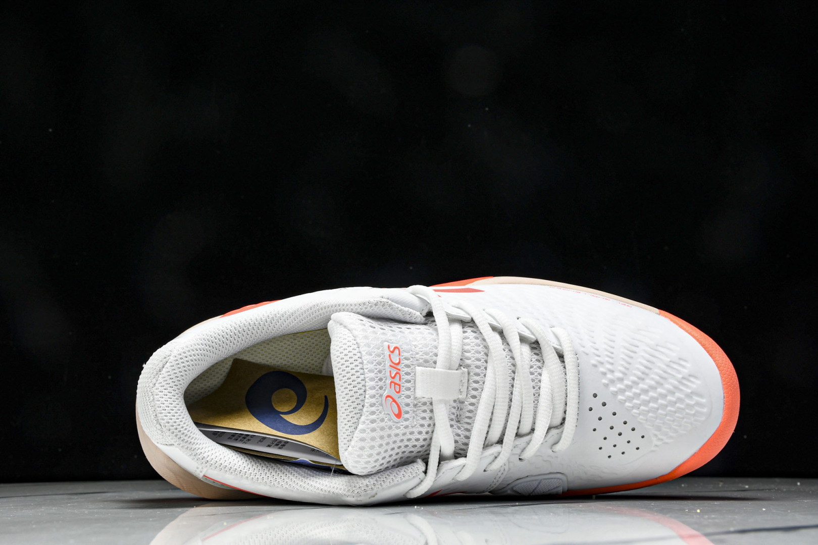  ASICS Gel- CHALLenge R 14  轻量化的网球鞋  前掌鞋底添加缓震胶 鞋表明采用