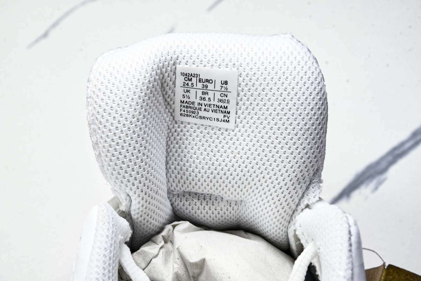  ASICS Gel- CHALLenge R 14  轻量化的网球鞋  前掌鞋底添加缓震胶 鞋表明采用