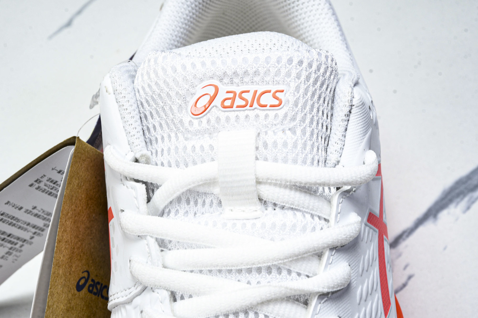  ASICS Gel- CHALLenge R 14  轻量化的网球鞋  前掌鞋底添加缓震胶 鞋表明采用