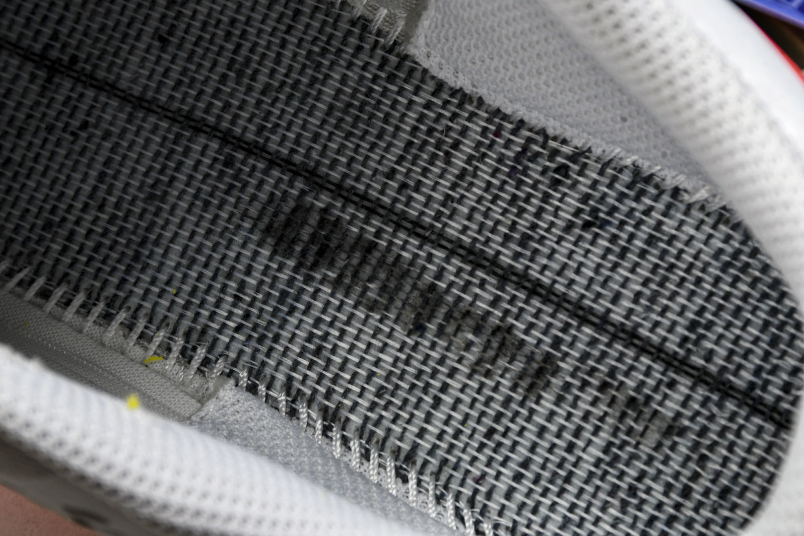  ASICS Gel- CHALLenge R 14  轻量化的网球鞋  前掌鞋底添加缓震胶 鞋表明采用