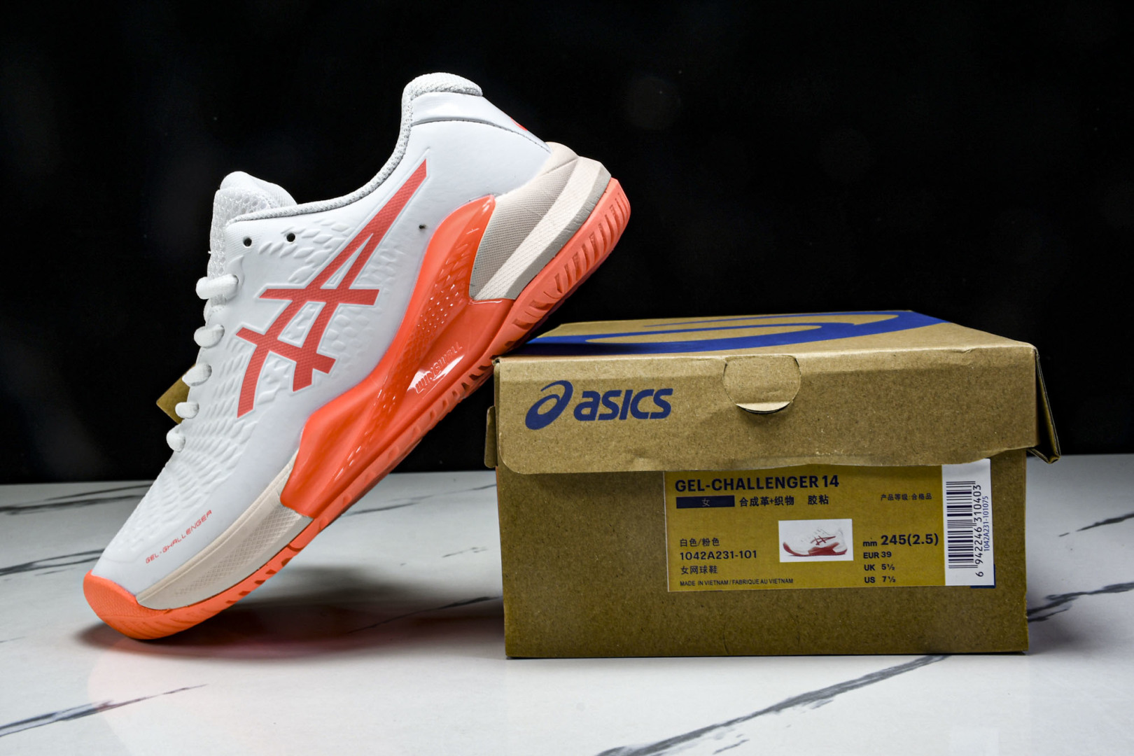  ASICS Gel- CHALLenge R 14  轻量化的网球鞋  前掌鞋底添加缓震胶 鞋表明采用