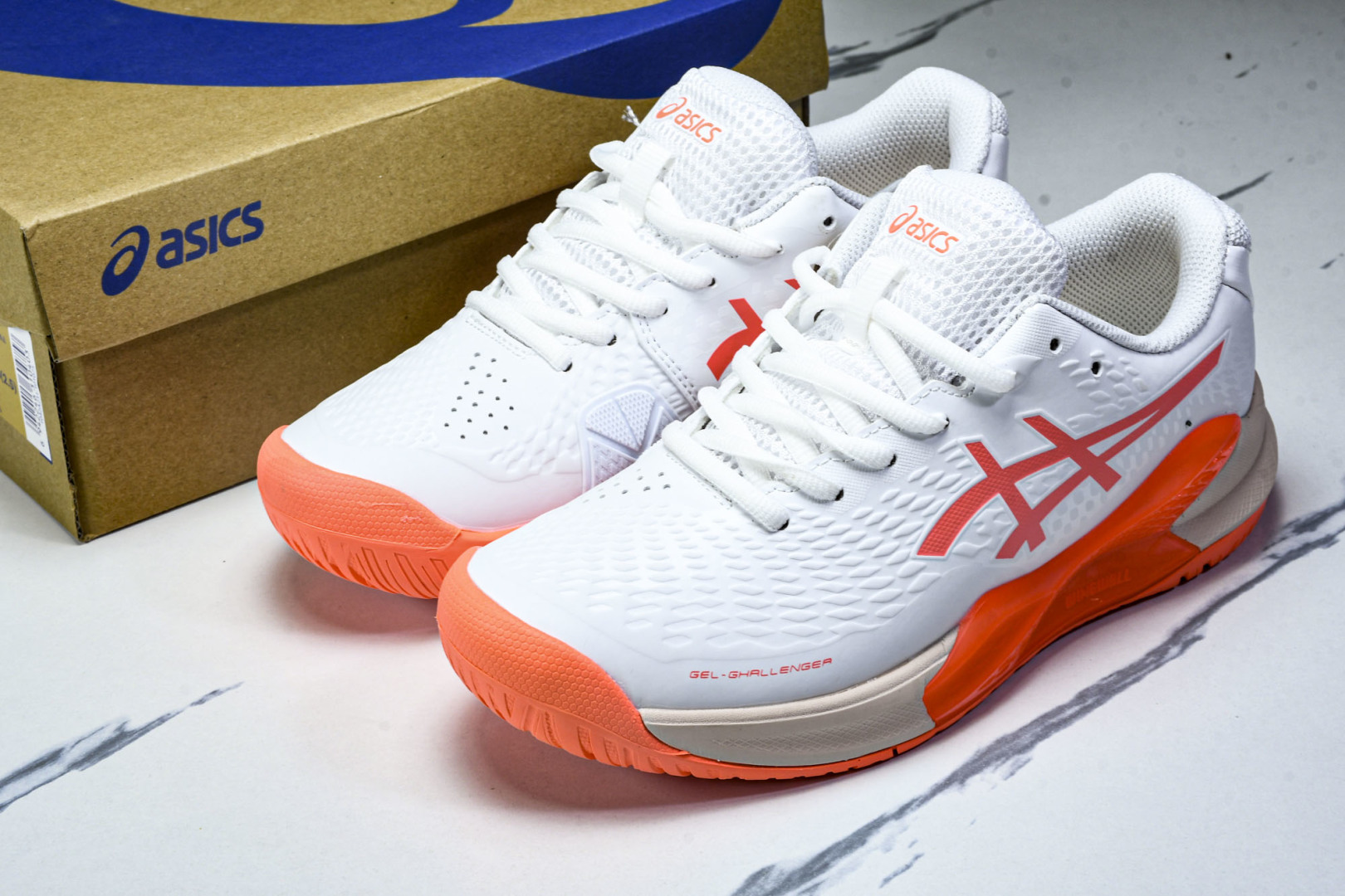  ASICS Gel- CHALLenge R 14  轻量化的网球鞋  前掌鞋底添加缓震胶 鞋表明采用