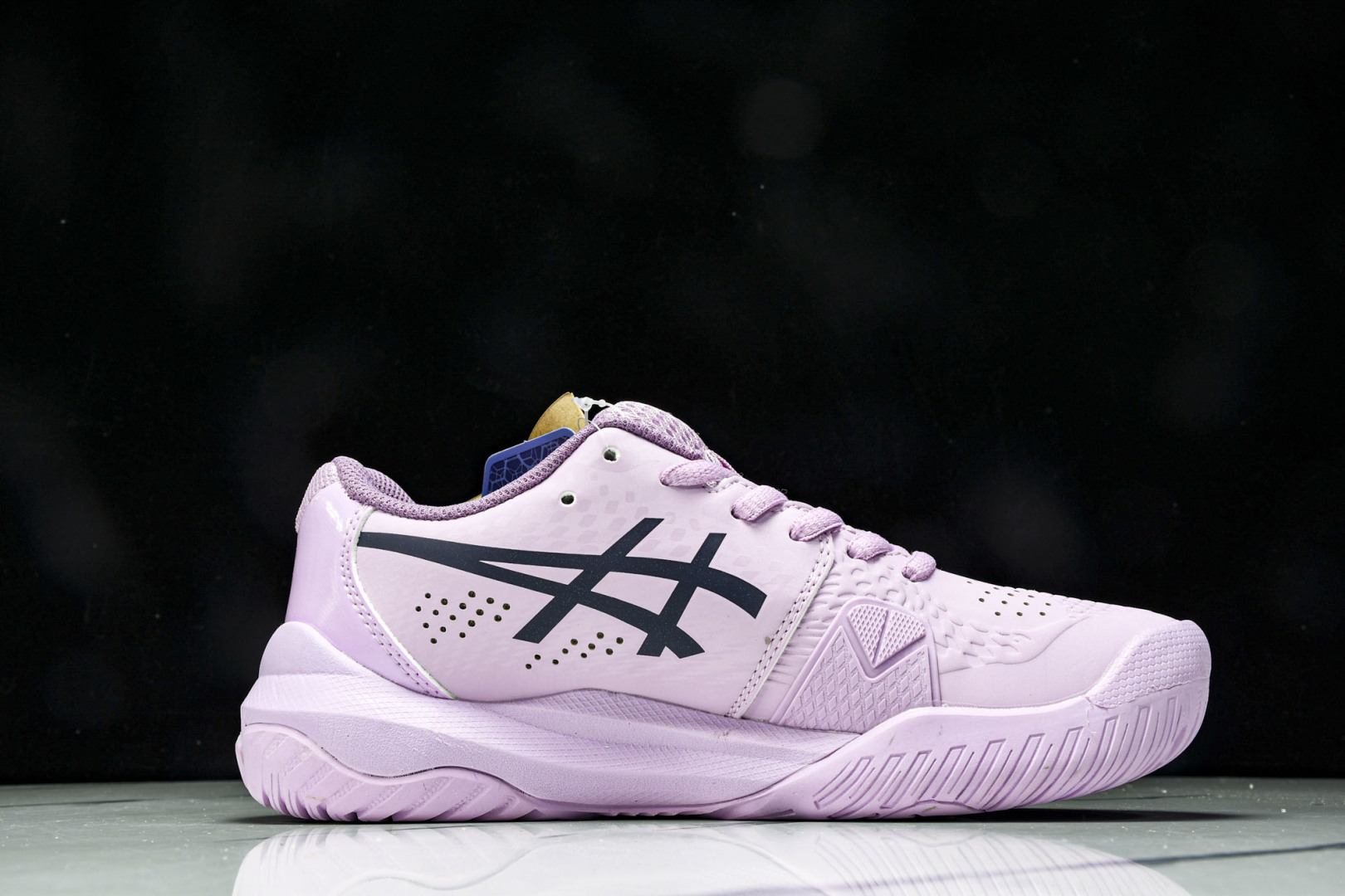  ASICS Gel- CHALLenge R 14  轻量化的网球鞋  前掌鞋底添加缓震胶 鞋表明采用