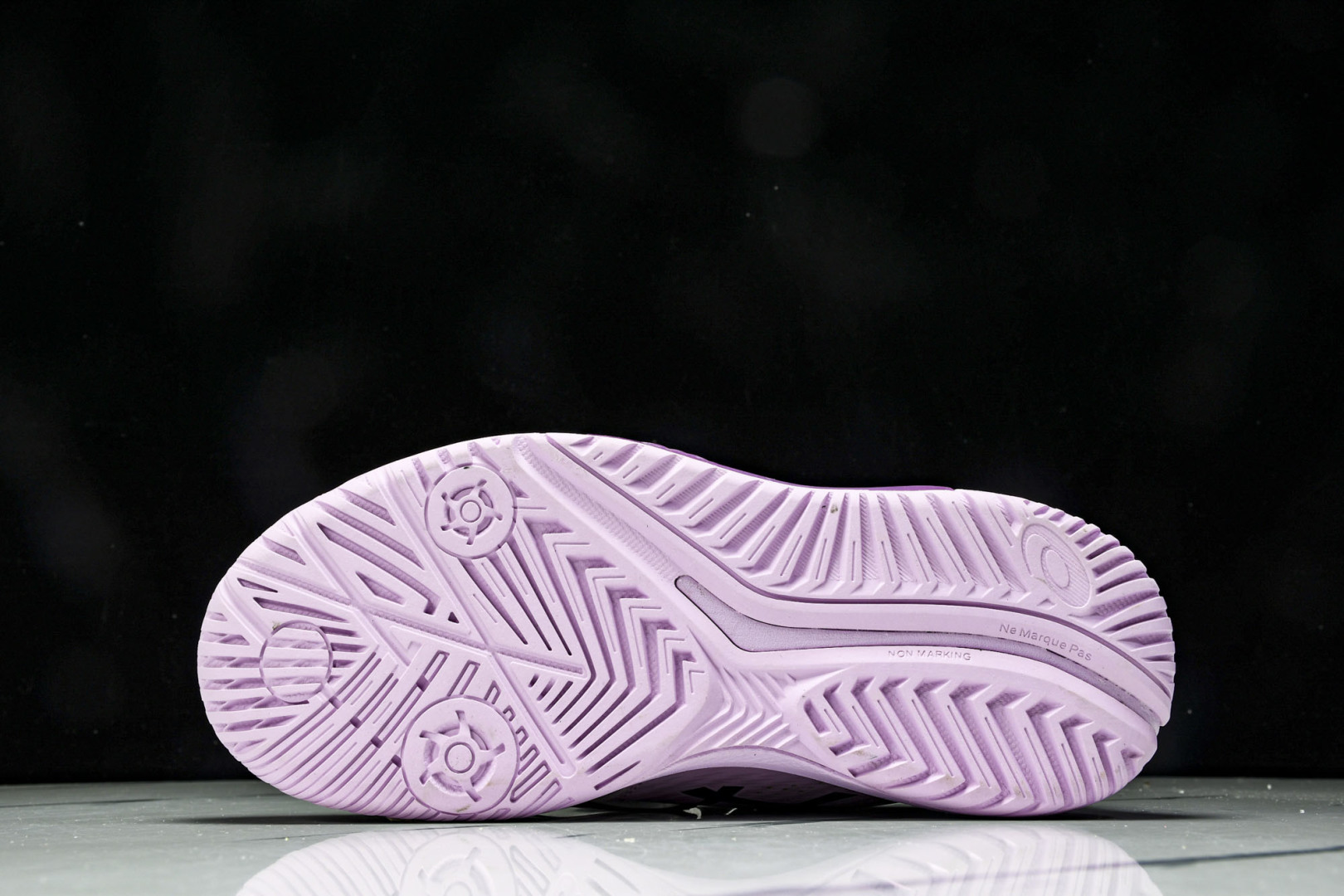  ASICS Gel- CHALLenge R 14  轻量化的网球鞋  前掌鞋底添加缓震胶 鞋表明采用