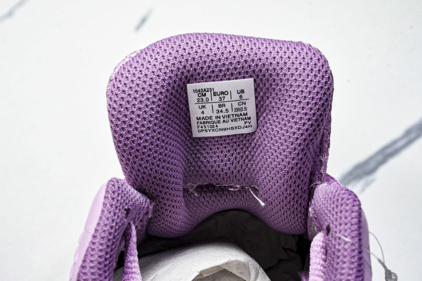  ASICS Gel- CHALLenge R 14  轻量化的网球鞋  前掌鞋底添加缓震胶 鞋表明采用