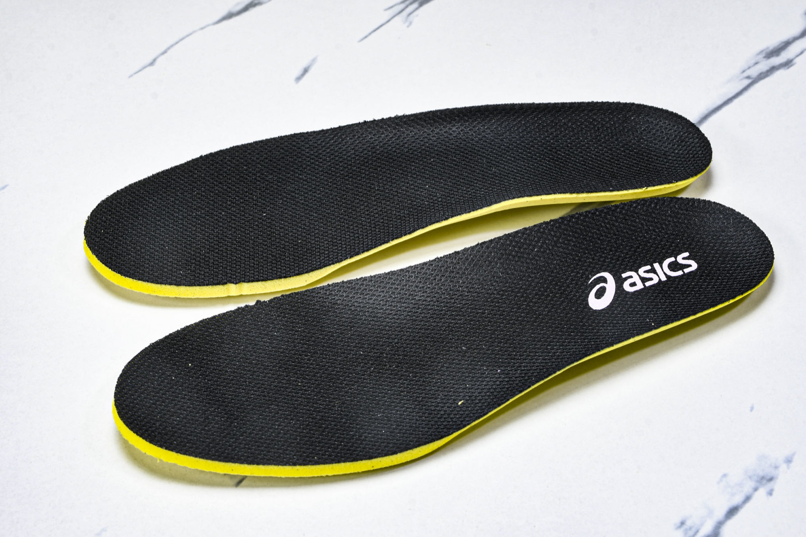  ASICS Gel- CHALLenge R 14  轻量化的网球鞋  前掌鞋底添加缓震胶 鞋表明采用