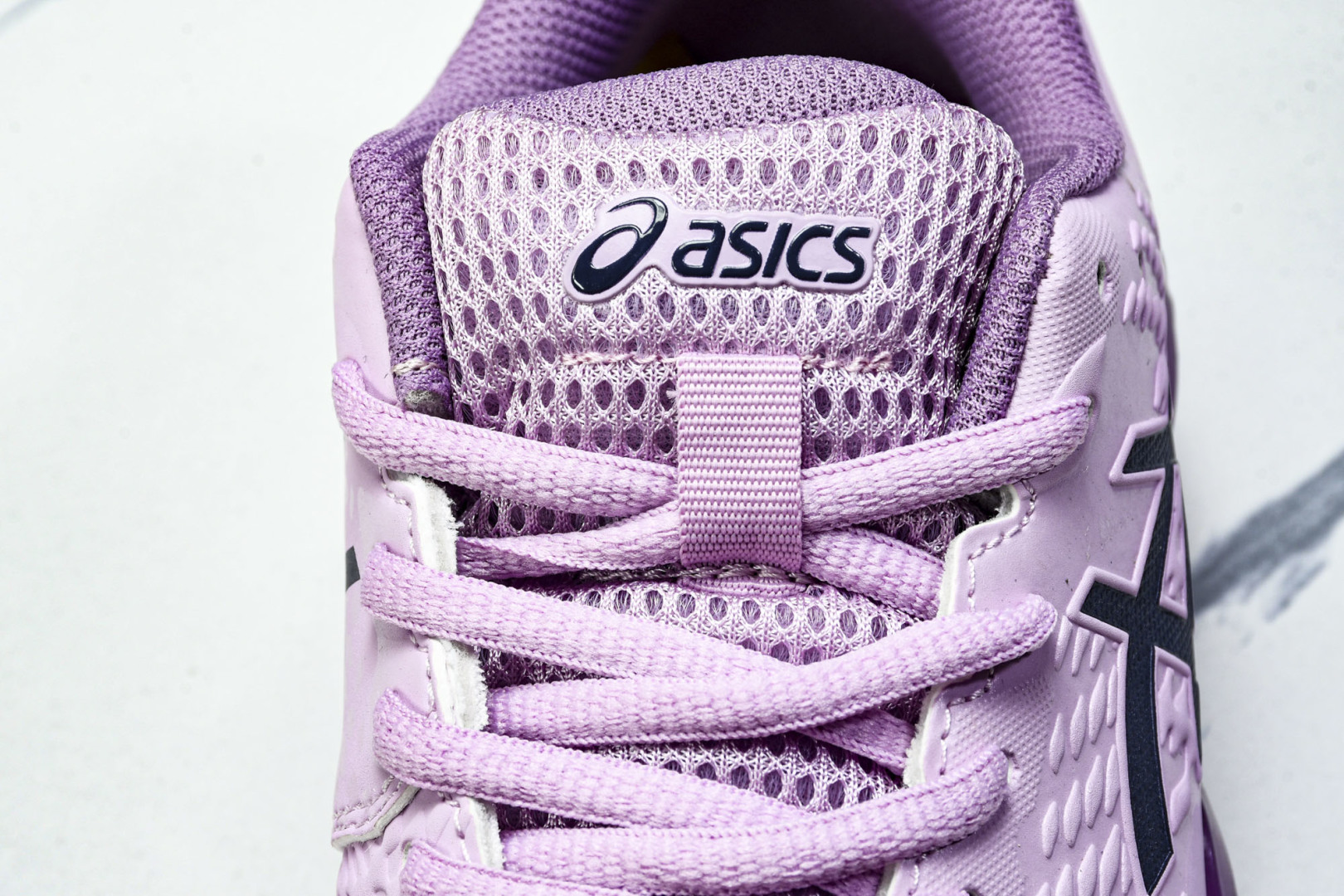  ASICS Gel- CHALLenge R 14  轻量化的网球鞋  前掌鞋底添加缓震胶 鞋表明采用