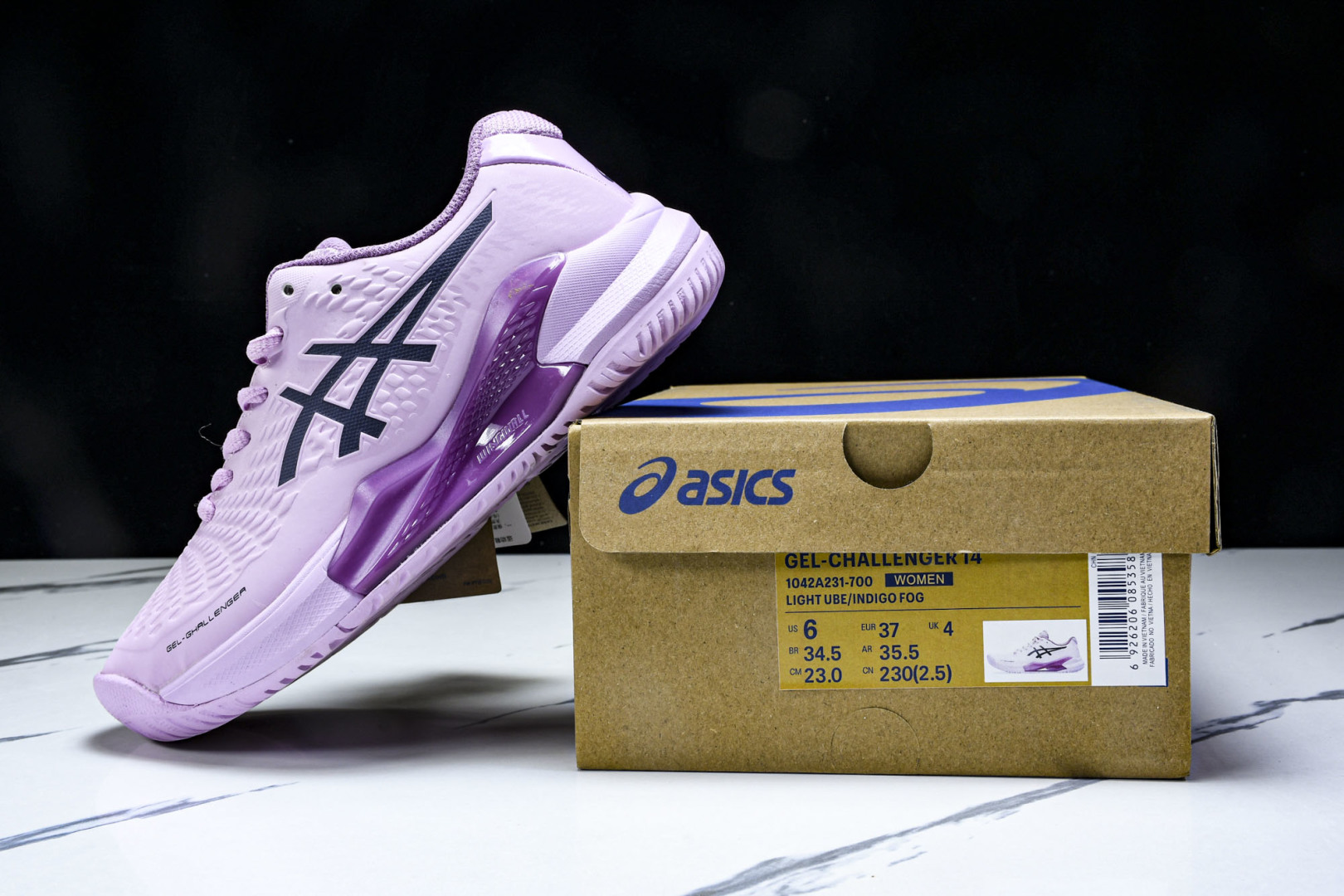  ASICS Gel- CHALLenge R 14  轻量化的网球鞋  前掌鞋底添加缓震胶 鞋表明采用