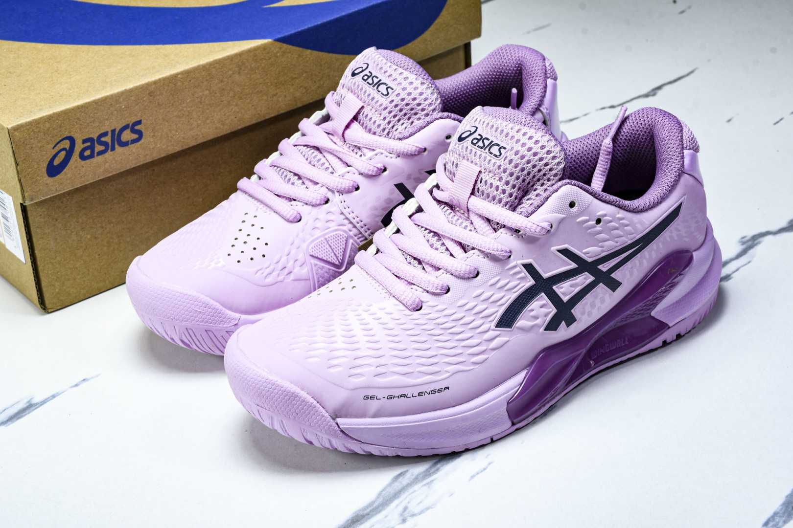  ASICS Gel- CHALLenge R 14  轻量化的网球鞋  前掌鞋底添加缓震胶 鞋表明采用