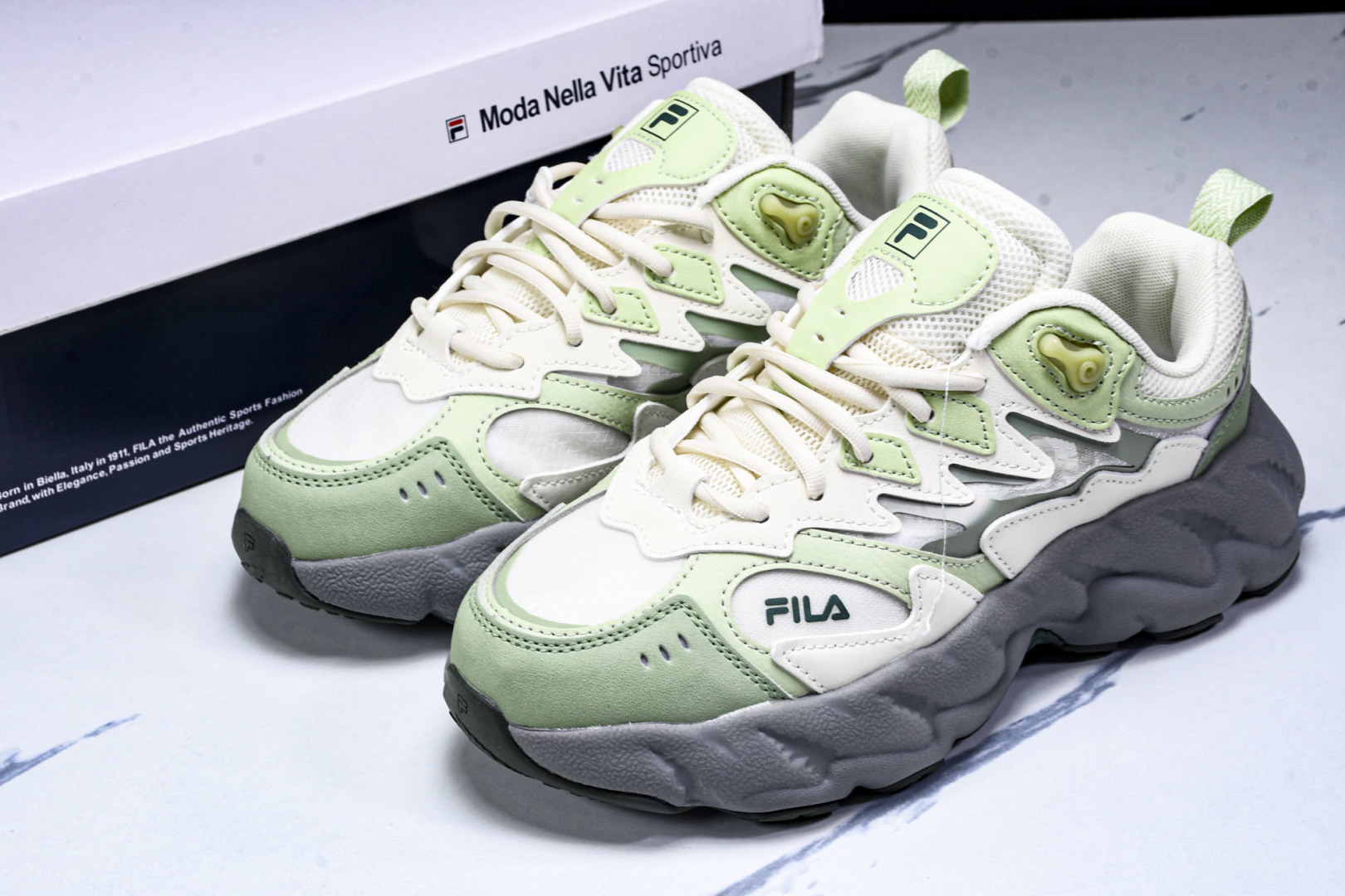  Fila Fusion 蕨草2.0 斐乐潮牌休闲老爹鞋 F12WFVA 尺寸 35.5 36 36.5