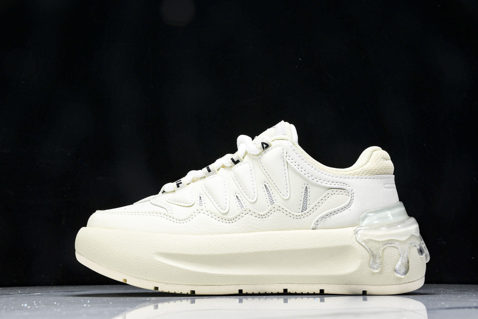  Fila Carrot 1.0 斐乐百搭休闲轻松舒适防滑减震耐磨鞋 12WMAA 尺寸 35.5 36