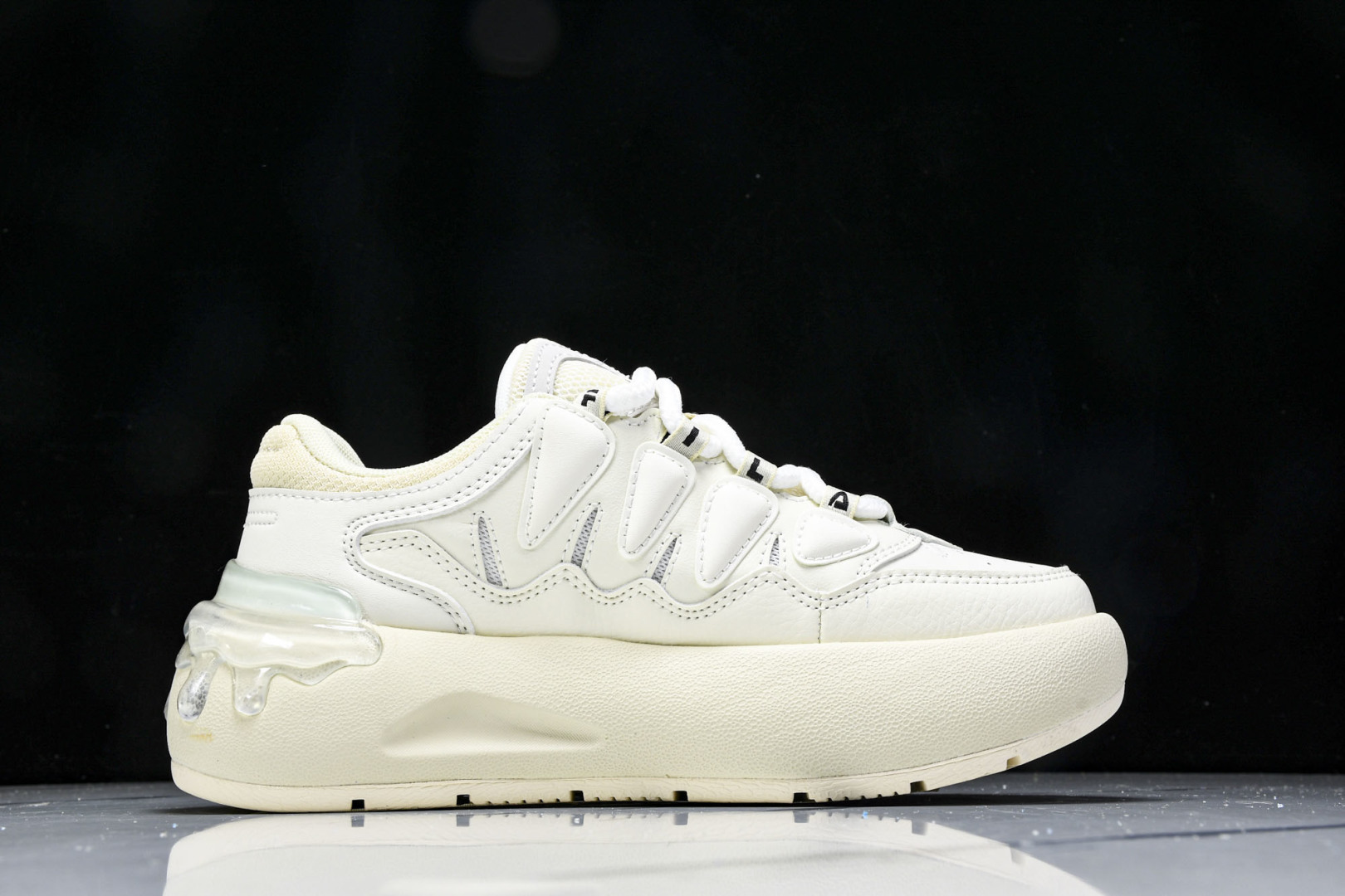  Fila Carrot 1.0 斐乐百搭休闲轻松舒适防滑减震耐磨鞋 12WMAA 尺寸 35.5 36