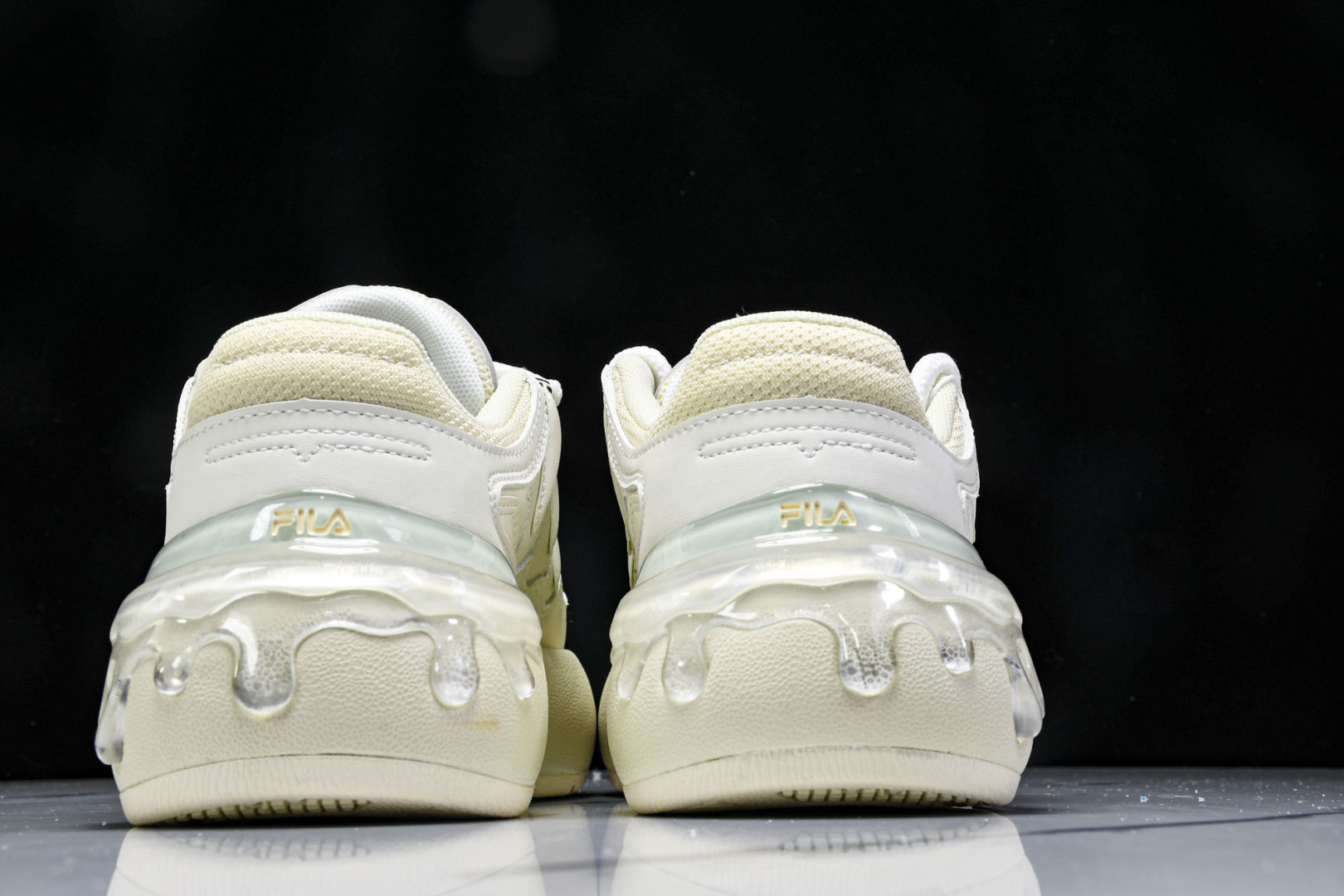  Fila Carrot 1.0 斐乐百搭休闲轻松舒适防滑减震耐磨鞋 12WMAA 尺寸 35.5 36