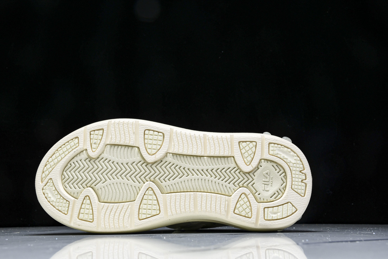  Fila Carrot 1.0 斐乐百搭休闲轻松舒适防滑减震耐磨鞋 12WMAA 尺寸 35.5 36