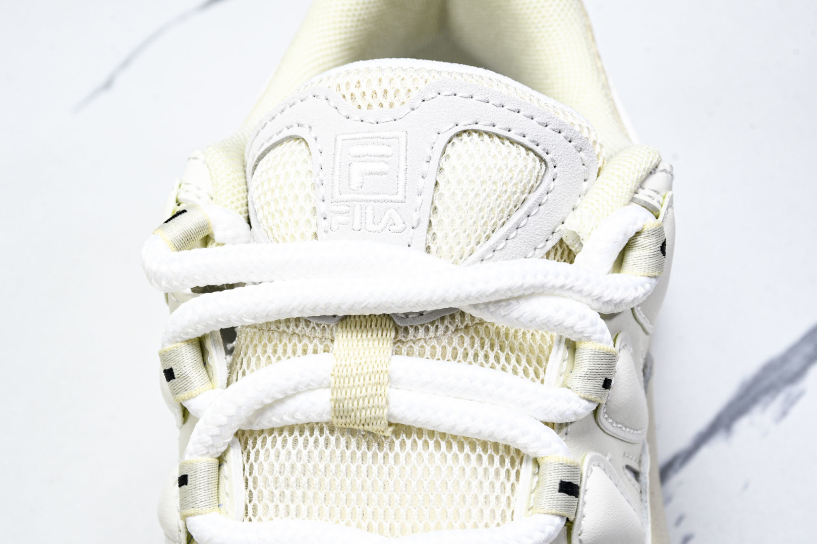  Fila Carrot 1.0 斐乐百搭休闲轻松舒适防滑减震耐磨鞋 12WMAA 尺寸 35.5 36