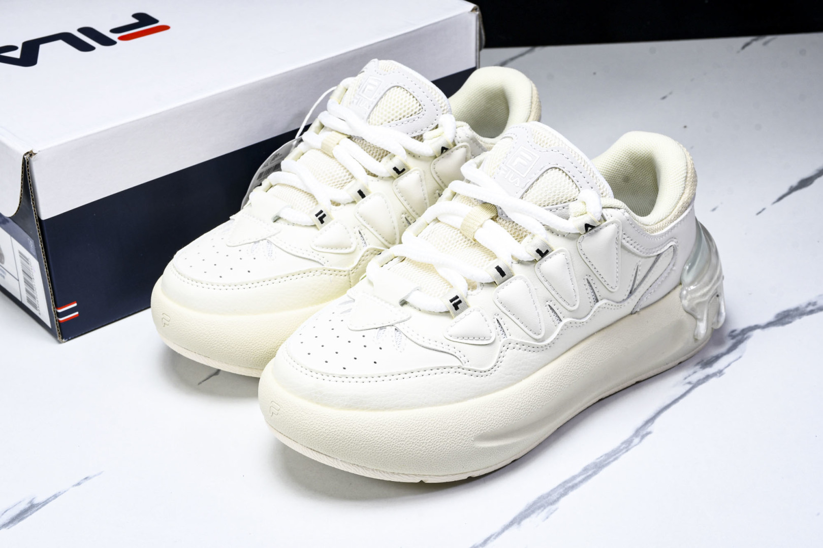  Fila Carrot 1.0 斐乐百搭休闲轻松舒适防滑减震耐磨鞋 12WMAA 尺寸 35.5 36