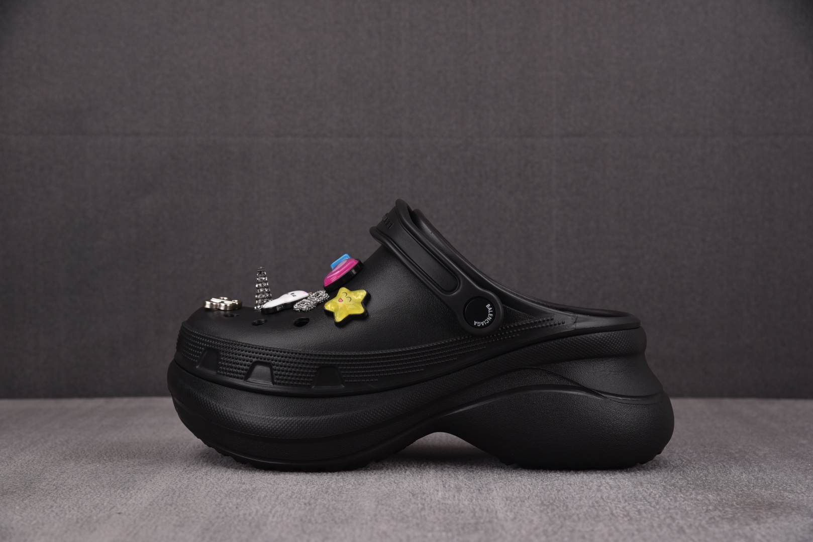  Balenciaga Jibbitz Charm Crocs Mules 黑色 尺寸 35 36 37