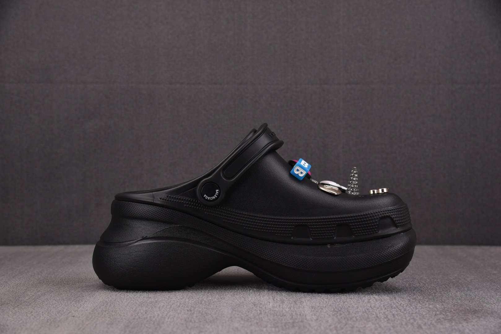  Balenciaga Jibbitz Charm Crocs Mules 黑色 尺寸 35 36 37