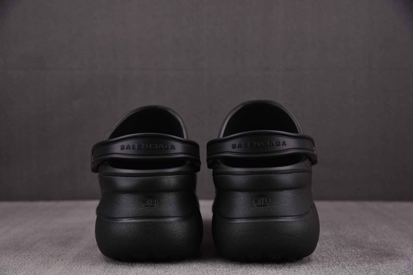  Balenciaga Jibbitz Charm Crocs Mules 黑色 尺寸 35 36 37