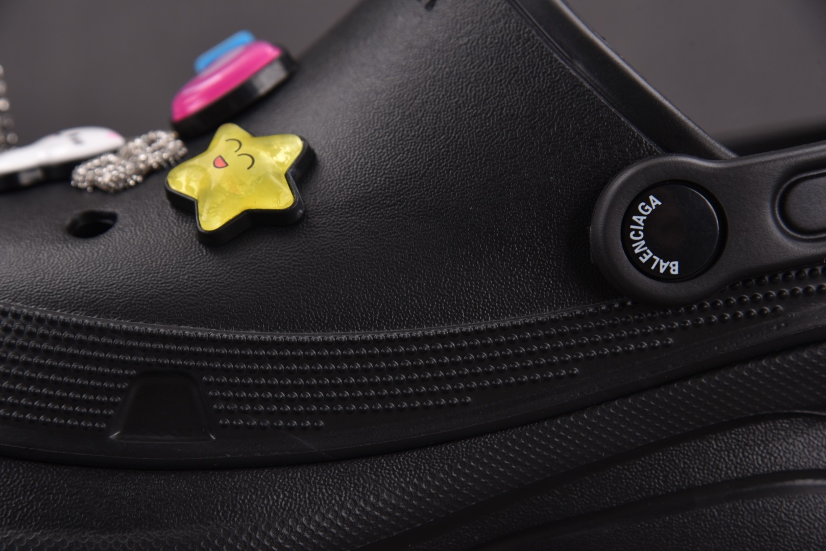  Balenciaga Jibbitz Charm Crocs Mules 黑色 尺寸 35 36 37