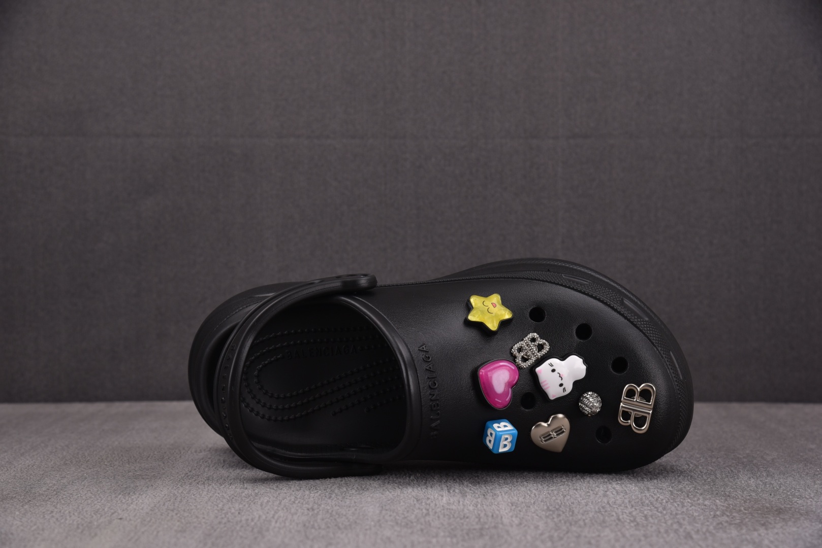  Balenciaga Jibbitz Charm Crocs Mules 黑色 尺寸 35 36 37