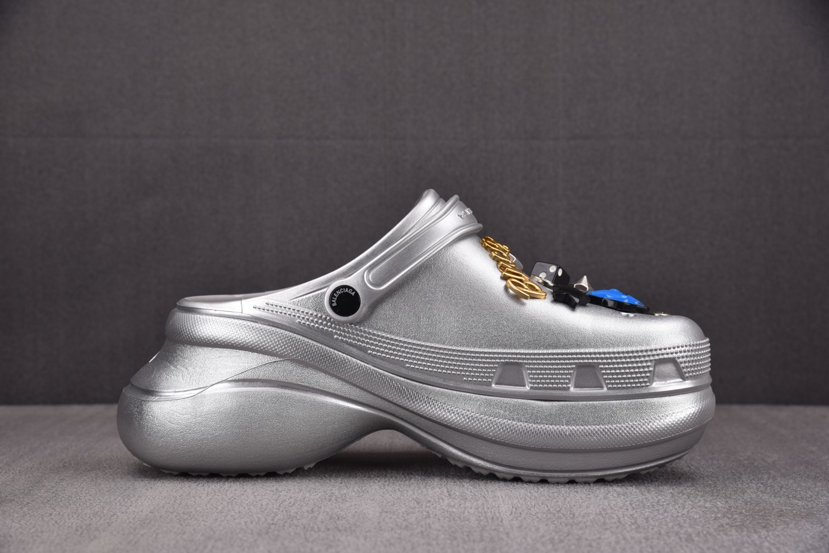  Balenciaga Jibbitz Charm Crocs Mules 银色 尺寸 35 36 37
