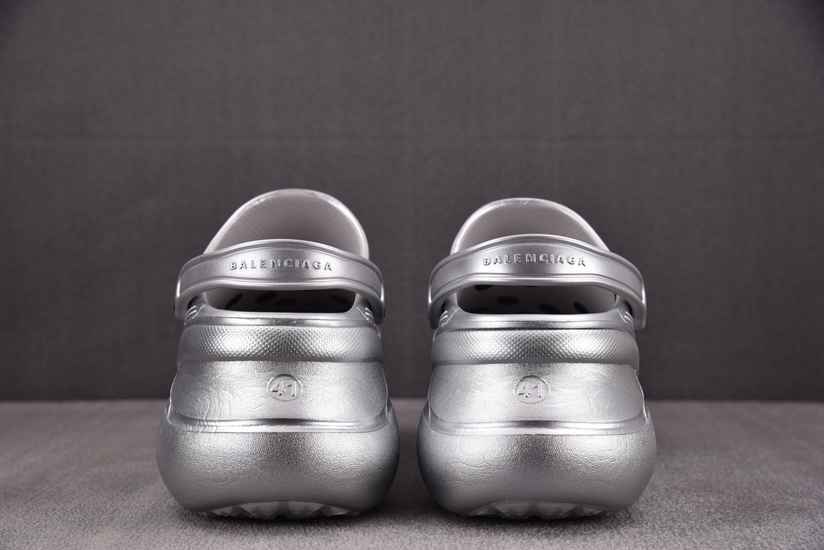  Balenciaga Jibbitz Charm Crocs Mules 银色 尺寸 35 36 37