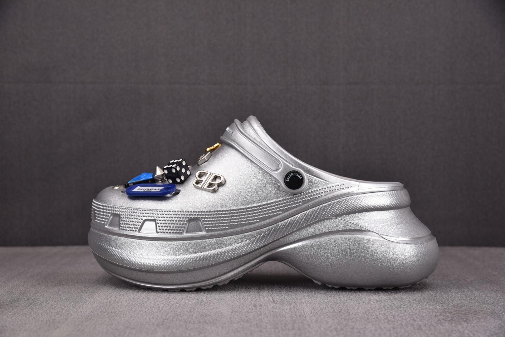  Balenciaga Jibbitz Charm Crocs Mules 银色 尺寸 35 36 37