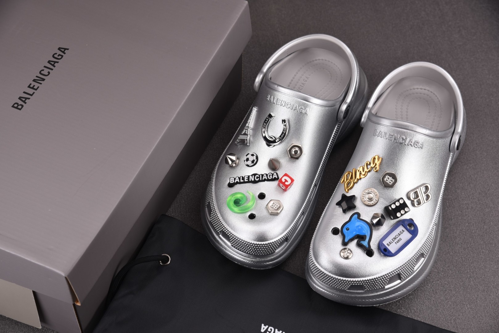  Balenciaga Jibbitz Charm Crocs Mules 银色 尺寸 35 36 37