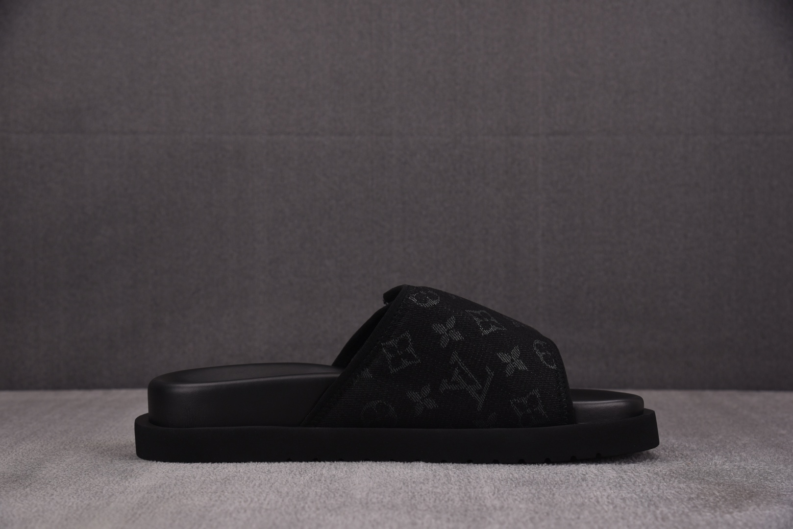  LOUIS VUITTON Miami 魔术贴一字拖 黑色 尺码：38 39 40 41 42 43 