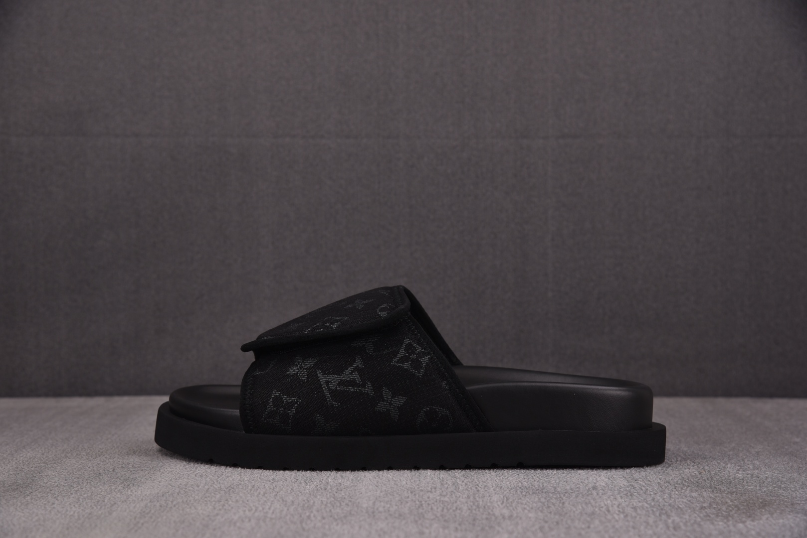  LOUIS VUITTON Miami 魔术贴一字拖 黑色 尺码：38 39 40 41 42 43 