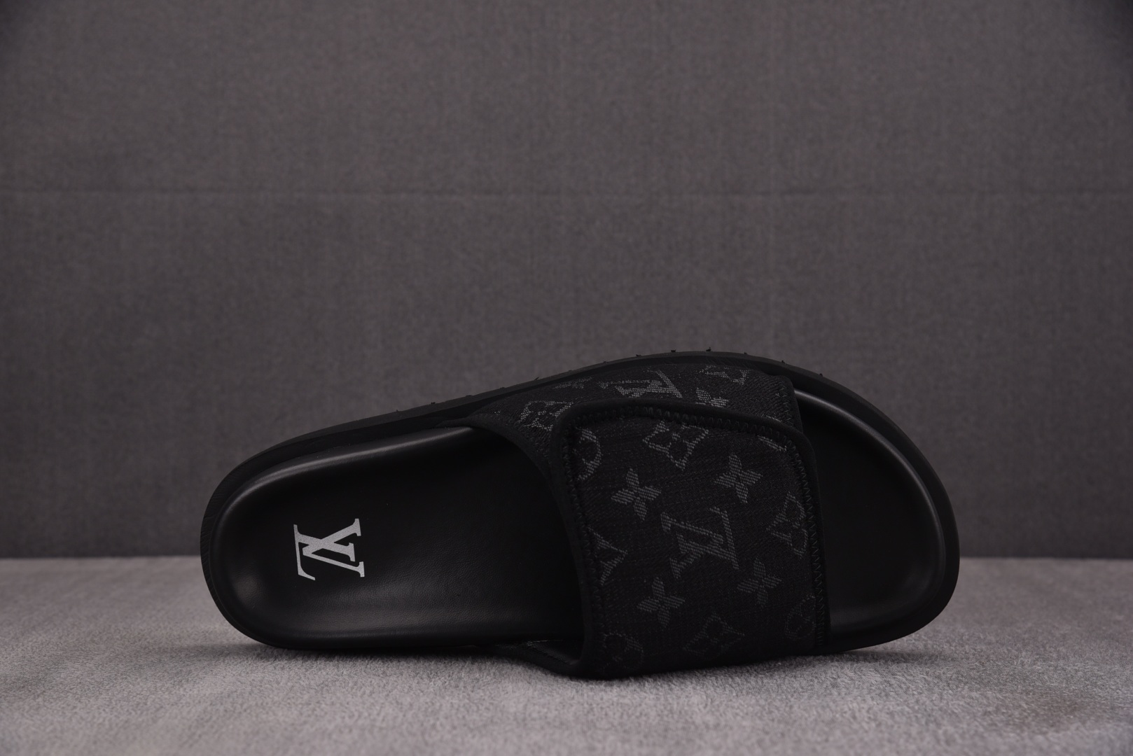  LOUIS VUITTON Miami 魔术贴一字拖 黑色 尺码：38 39 40 41 42 43 