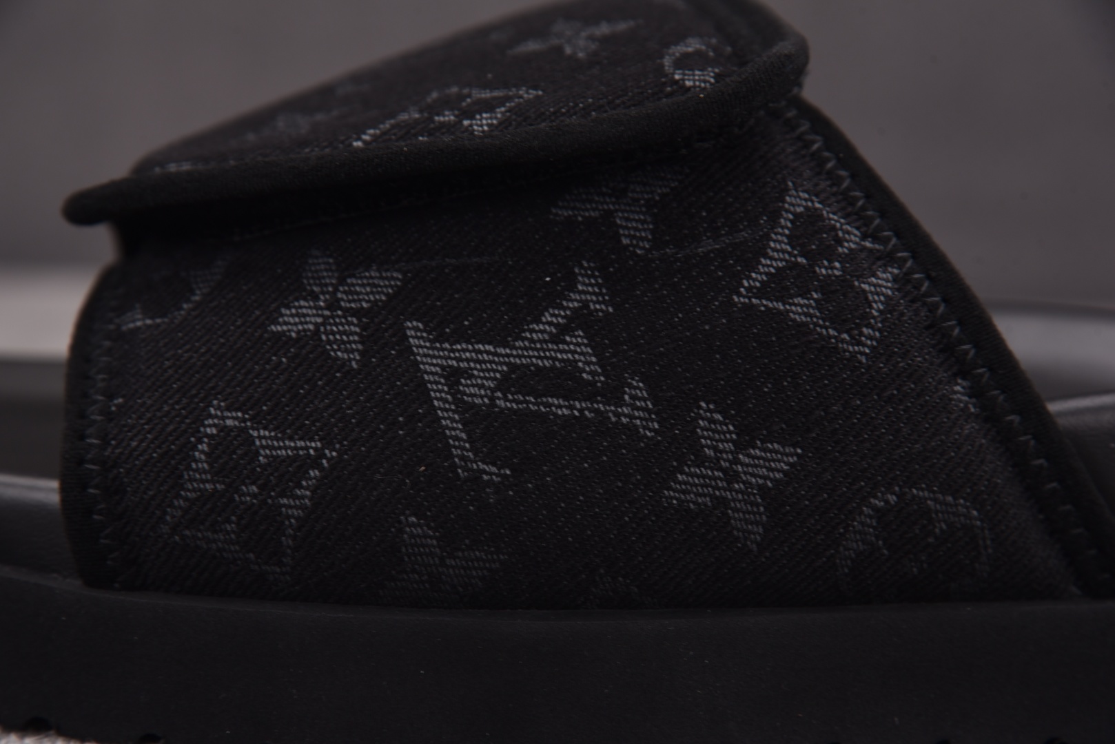  LOUIS VUITTON Miami 魔术贴一字拖 黑色 尺码：38 39 40 41 42 43 