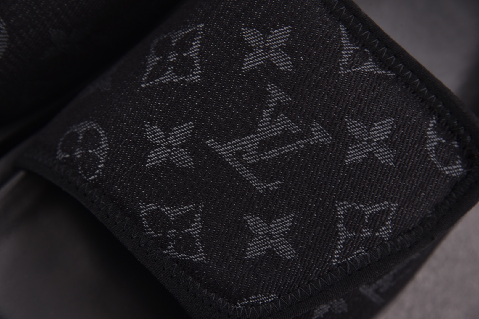  LOUIS VUITTON Miami 魔术贴一字拖 黑色 尺码：38 39 40 41 42 43 