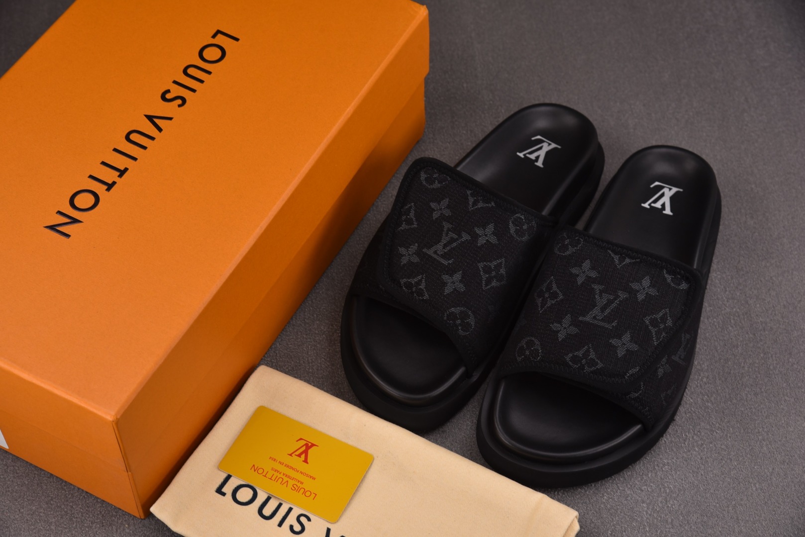  LOUIS VUITTON Miami 魔术贴一字拖 黑色 尺码：38 39 40 41 42 43 