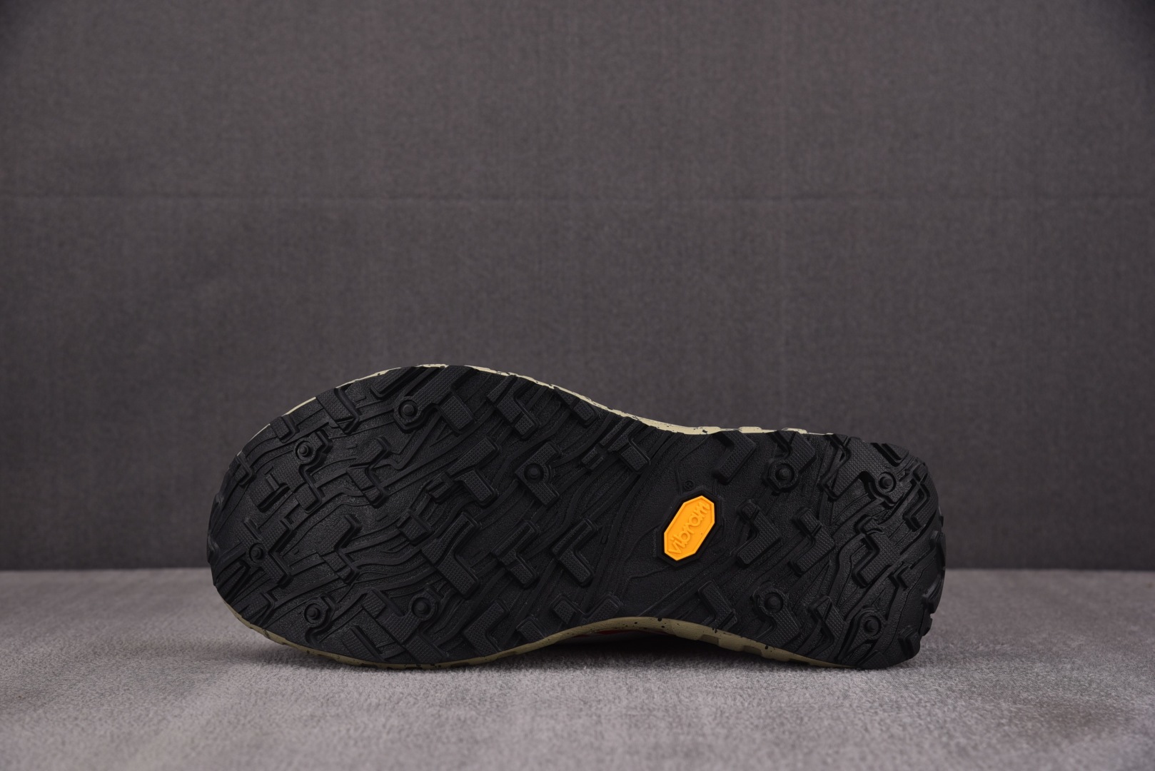  Ray Zahab x NORDA 001 白红灰 尺码：39 40 41 42 43 44 45 Y